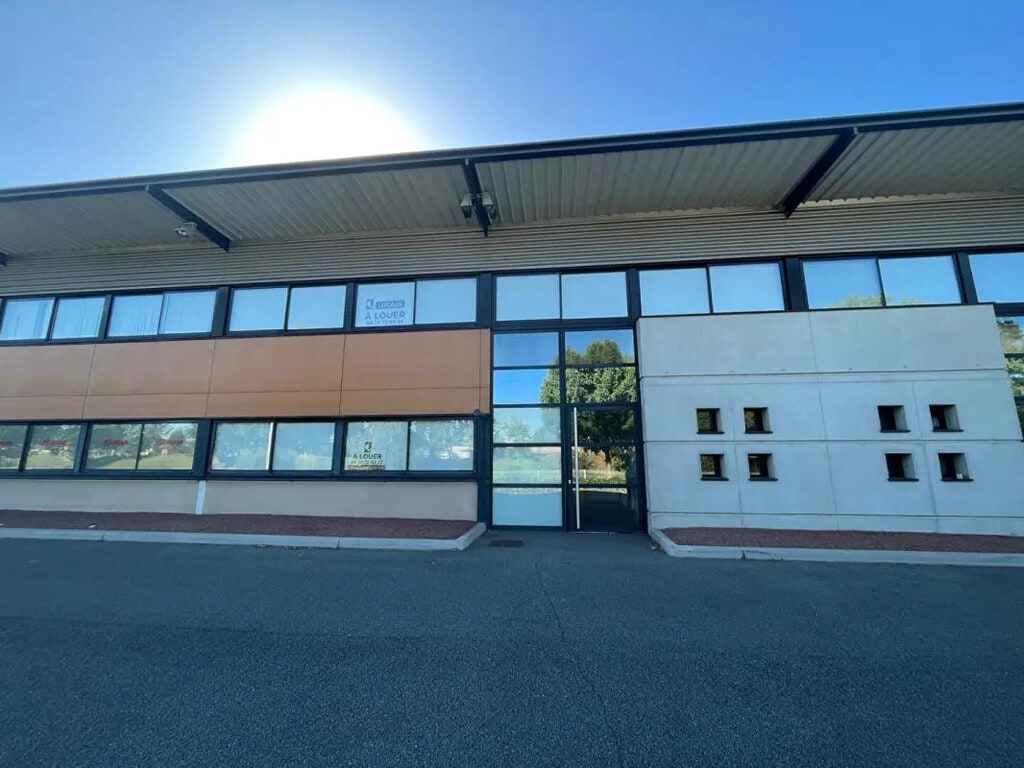 Location Local d'activités 305 m² - Photo 1