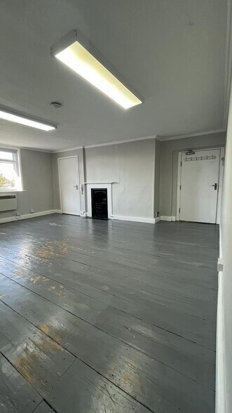 28 Broad St, Wokingham to rent - Building Photo - Image 3 of 3