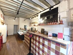 Retail in Barcelona, Barcelona to rent Interior Photo- Image 2 of 9