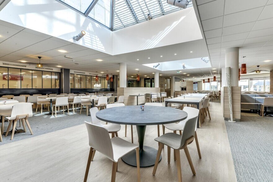5 Esplanade Charles De Gaulle, Nanterre to rent - Interior Photo - Image 3 of 14