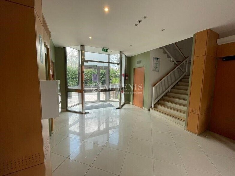 6 Rue Jean Pierre Timbaud, Montigny-le-Bretonneux to rent - Lobby - Image 2 of 6