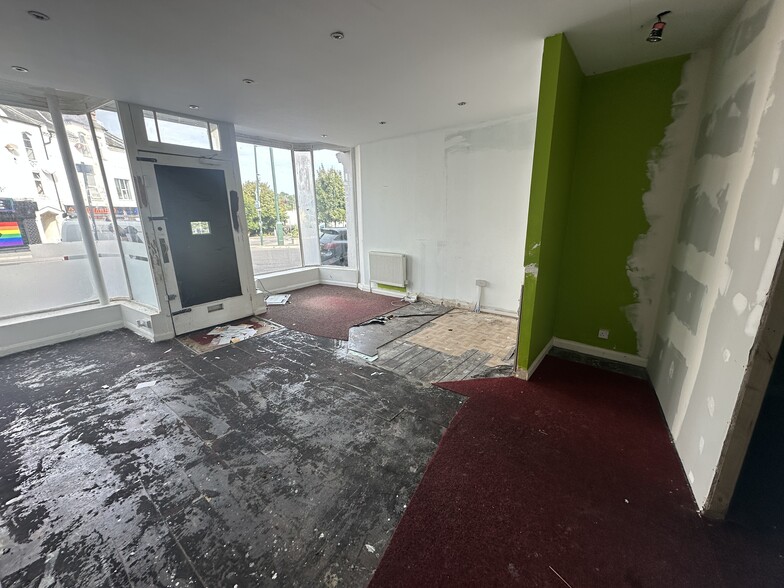 32-33 The Triangle, Bournemouth for sale - Building Photo - Image 3 of 6