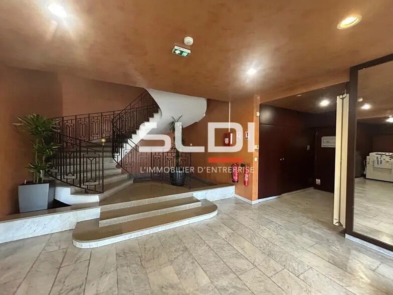 Office in Saint-Didier-au-Mont-d'Or to rent - Lobby - Image 2 of 15
