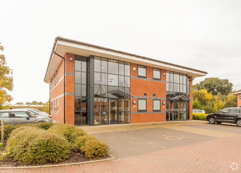 Clywedog Rd S, Wrexham to rent - Primary Photo - Image 1 of 3