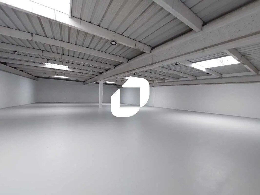 Light Industrial in Coignières for sale Interior Photo- Image 1 of 11