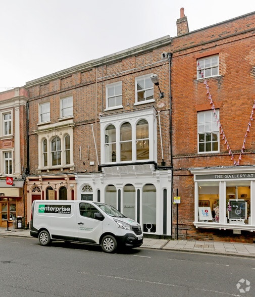 7 High St, Windsor to rent - Primary Photo - Image 1 of 8