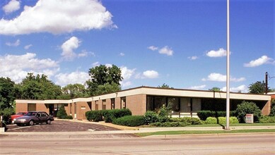 145 S Virginia St, Crystal Lake, IL for rent Building Photo- Image 1 of 5