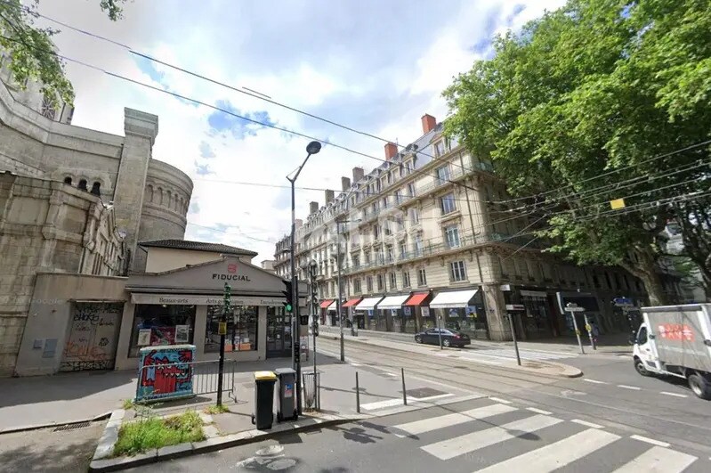Retail in Lyon to rent - Building Photo - Image 2 of 3