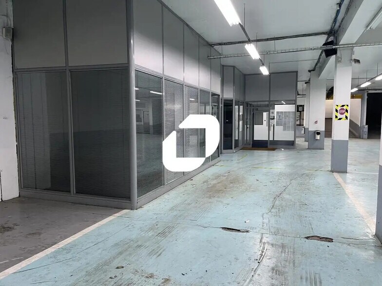 Industrial in Montrouge to rent - Building Photo - Image 2 of 7