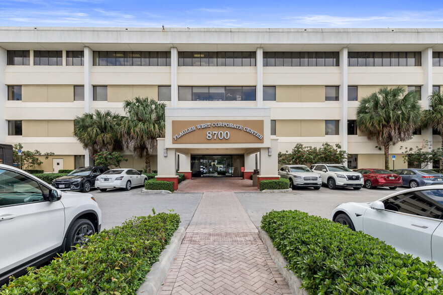 8700 W Flagler St, Miami, FL for rent - Building Photo - Image 1 of 22