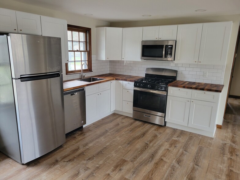 8397 Boston State Rd, Boston, NY for rent - Interior Photo - Image 3 of 6