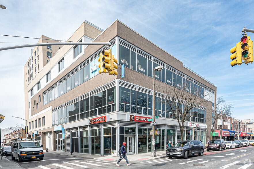 250 Utica Ave, Brooklyn, NY for rent - Primary Photo - Image 1 of 9