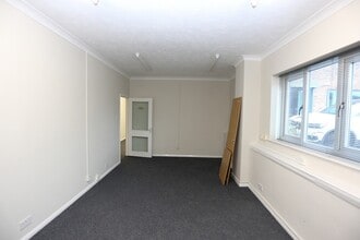 1 Warneford Av, Ossett to rent Interior Photo- Image 2 of 3