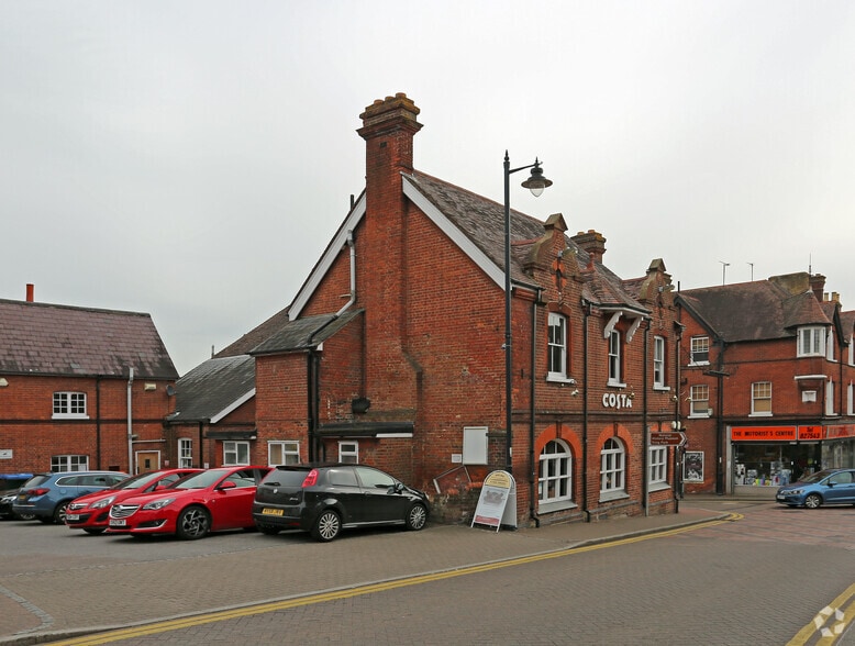 64 High St, Tring to rent - Building Photo - Image 2 of 7