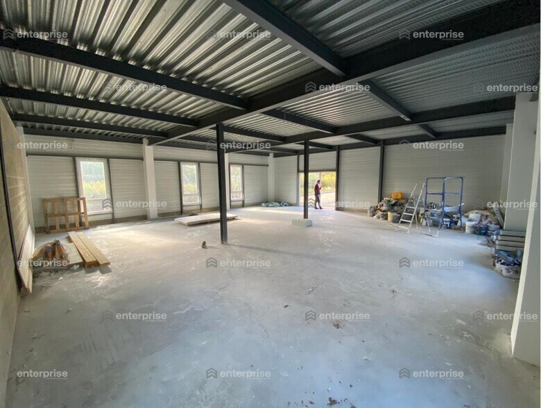 Office in SAINT-LEU-D'ESSERENT for sale - Interior Photo - Image 3 of 7