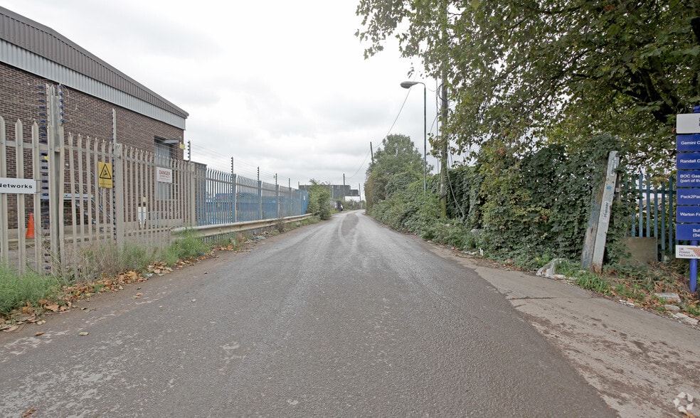 80 River Rd, Barking to rent - Building Photo - Image 2 of 2