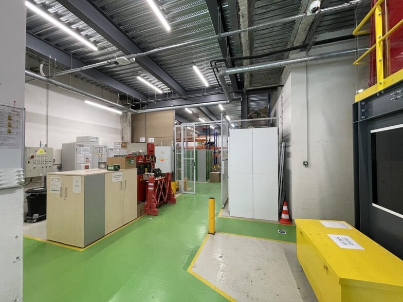 Industrial in Nanterre to rent - Interior Photo - Image 2 of 28
