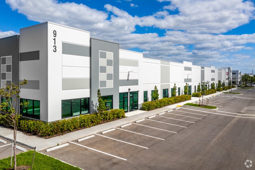 913 E Industrial Cir, Cape Coral, FL to rent - Primary Photo - Image 1 of 2