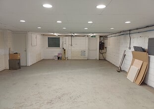 Grovebury Rd, Leighton Buzzard to rent Interior Photo- Image 2 of 3