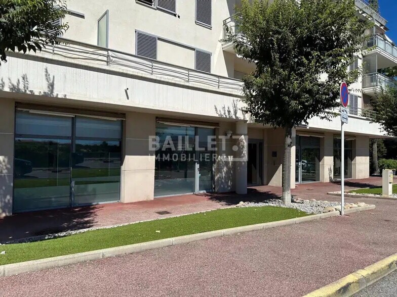 Retail in Antibes to rent - Building Photo - Image 2 of 14