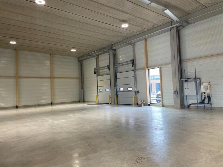 Light Industrial in Tremblay-en-France to rent - Interior Photo - Image 3 of 5