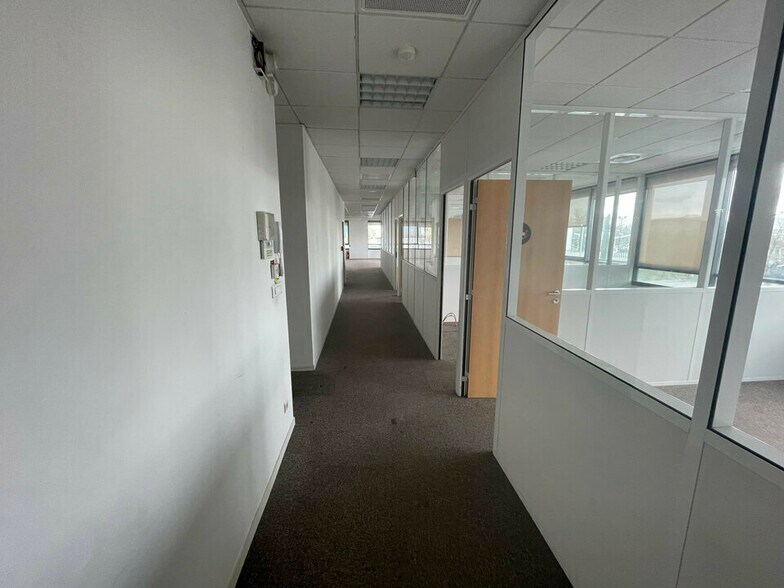 Office in CHAMPAGNE-AU-MONT-D'OR to rent - Interior Photo - Image 2 of 12