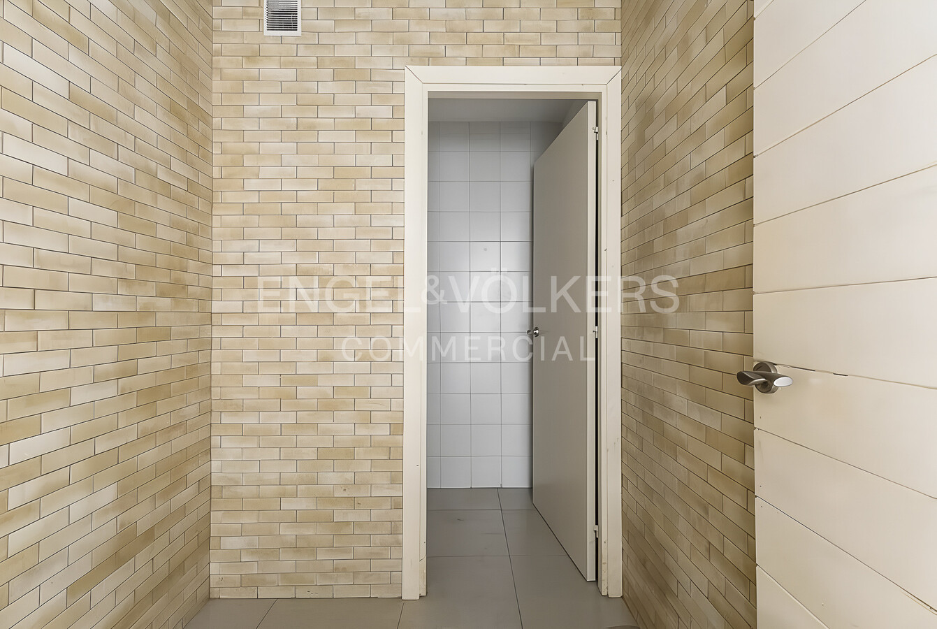 Barcelona, BAR 08018 - Unit - -  - Interior Photo - Image 2 of 11