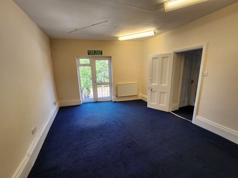 42 The Broadway, London to rent - Interior Photo - Image 3 of 5