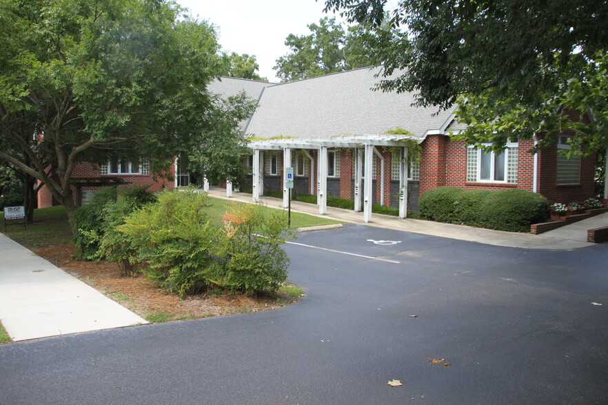 135 W Connecticut Ave, Southern Pines, NC for rent - Building Photo - Image 1 of 7