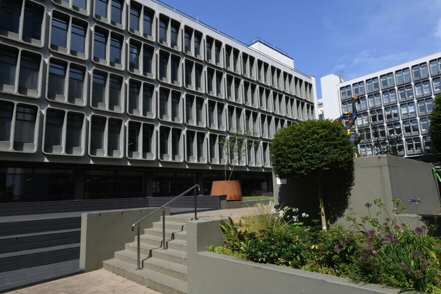 St Stephen St, Salford to rent - Building Photo - Image 2 of 33