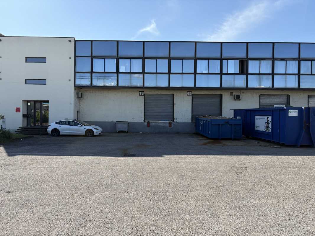 Light Industrial in Genas to rent Building Photo- Image 1 of 9