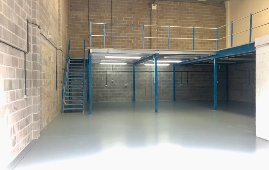 Vantage Way, Poole to rent - Interior Photo - Image 3 of 9