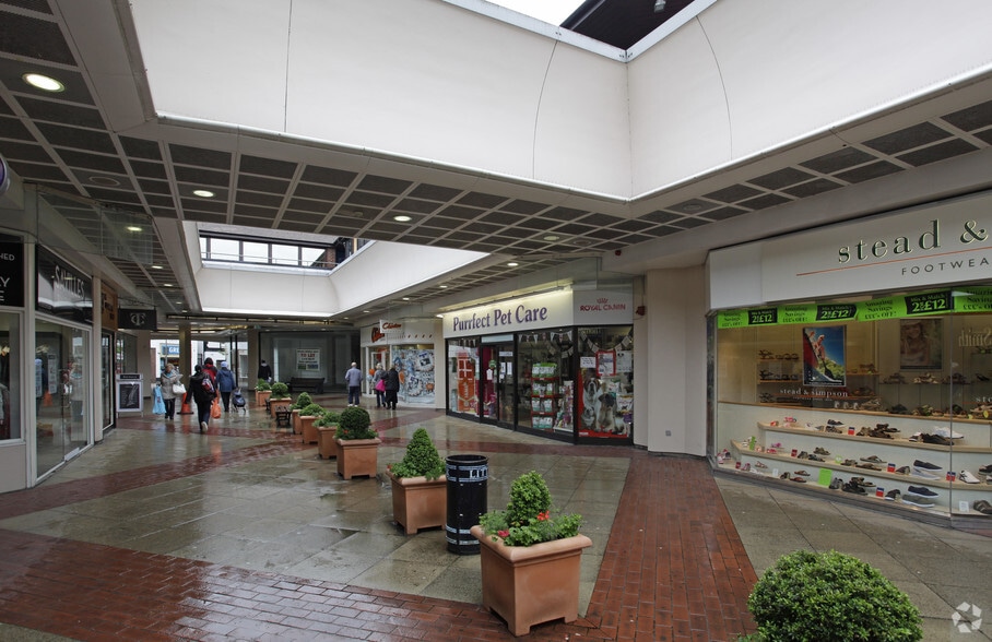 High St, Leatherhead to rent - Building Photo - Image 2 of 5