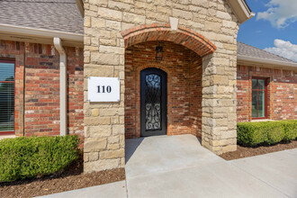 2600 Covell Village Dr, Edmond, OK for rent Building Photo- Image 2 of 18