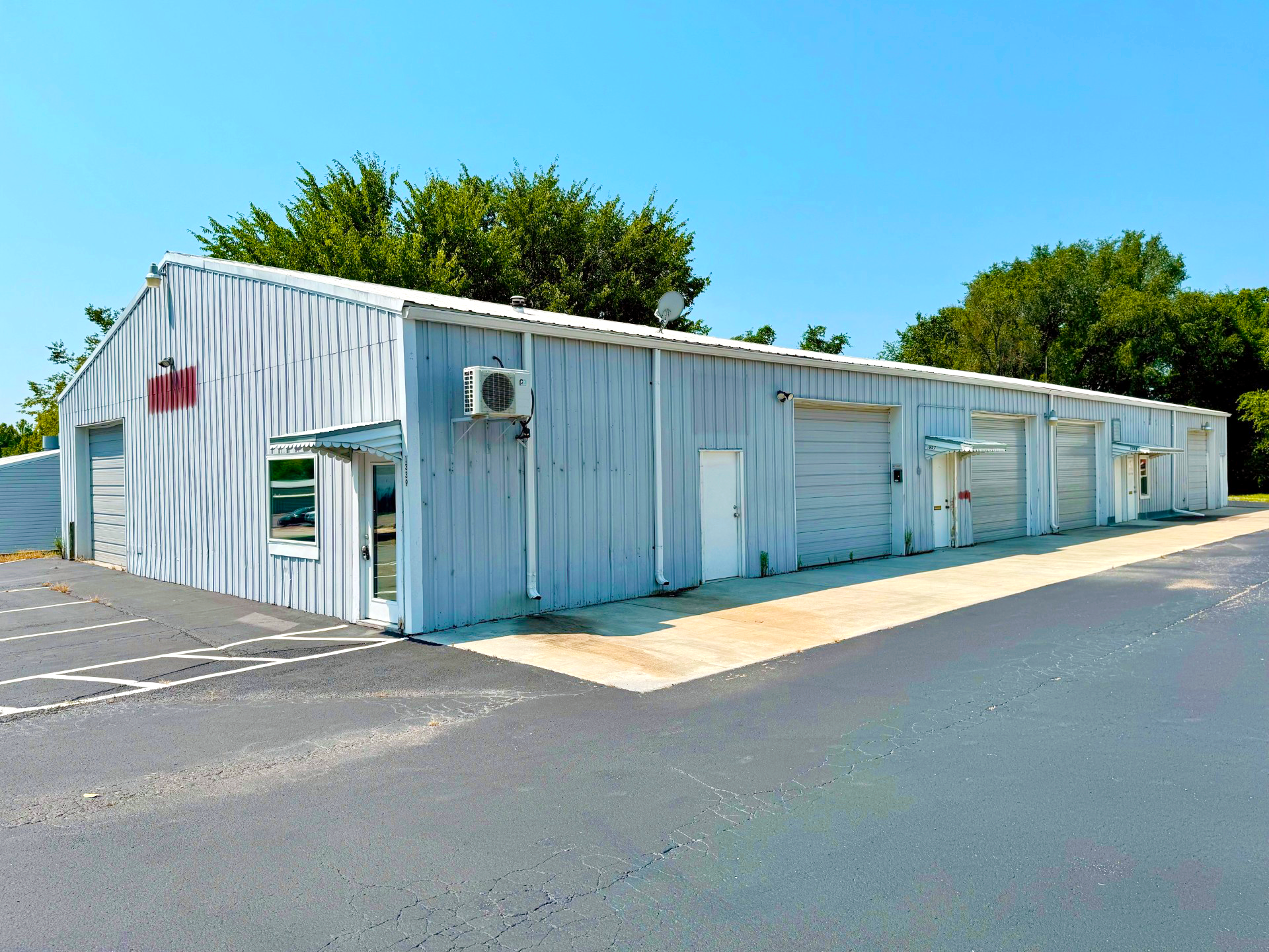 1335-1339 Harvestowne Industrial Dr, Saint Charles, MO for rent Building Photo- Image 1 of 5