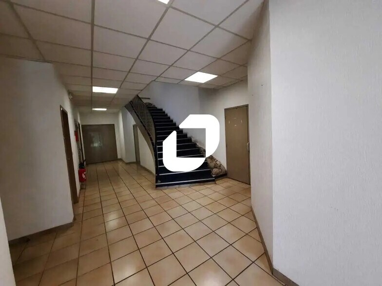 26 Avenue De La Baltique, Villebon-sur-Yvette to rent - Lobby - Image 2 of 11