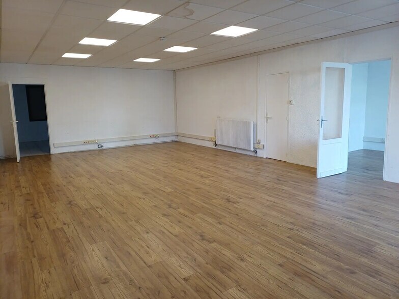 Light Industrial in Bordeaux to rent - Building Photo - Image 2 of 5