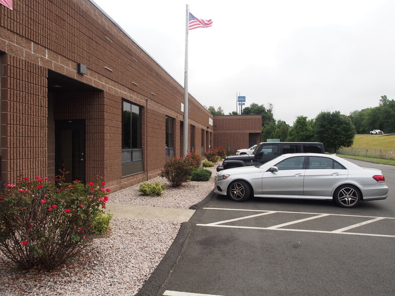 9 Business Park Dr, Branford, CT for rent - Building Photo - Image 3 of 14