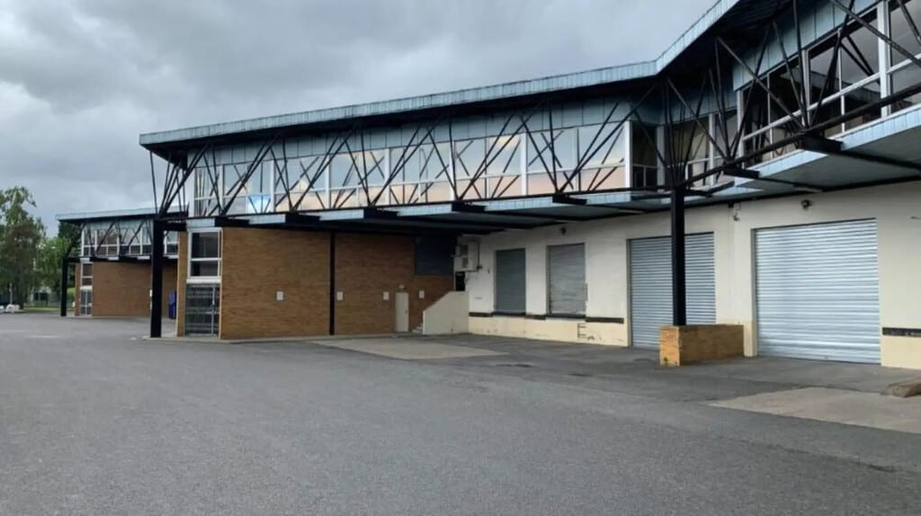 Location Local d'activités 1 410 m² - Photo 1