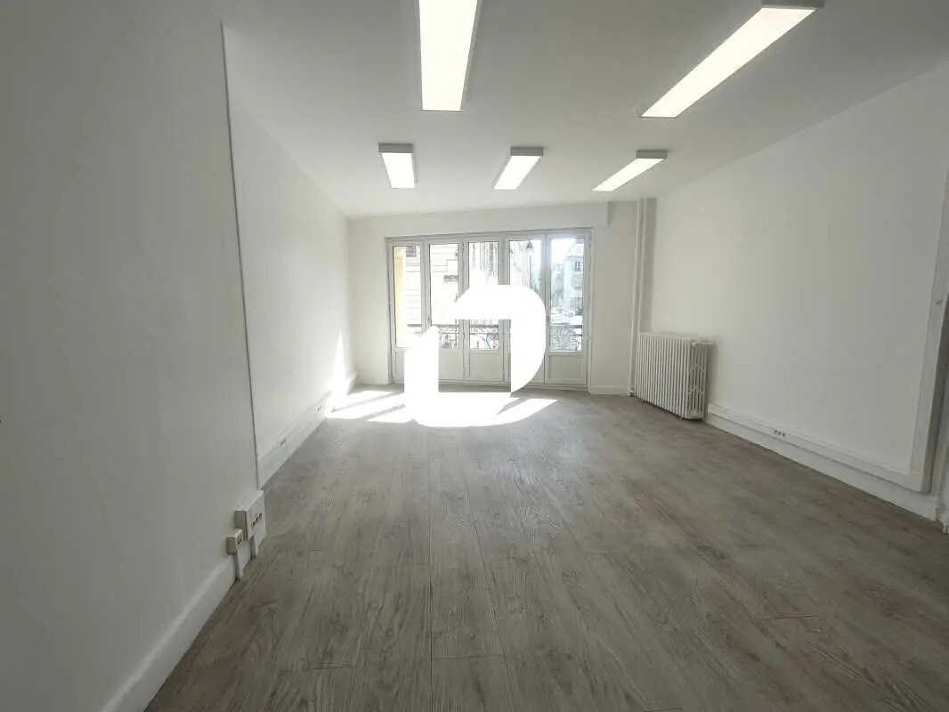 Office in Versailles to rent Building Photo- Image 1 of 22