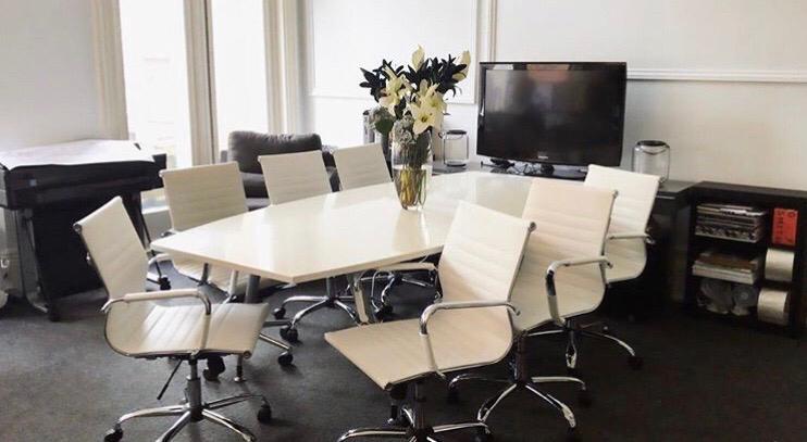 8 High St, Cobham to rent - Interior Photo - Image 2 of 7