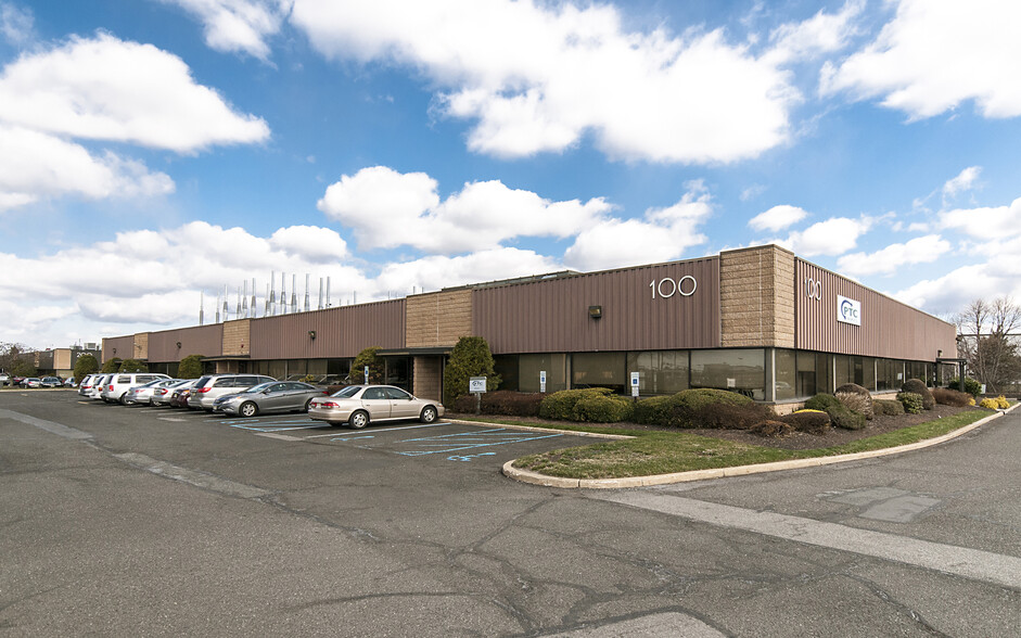 100 Corporate Ct, South Plainfield, NJ for rent - Building Photo - Image 1 of 2