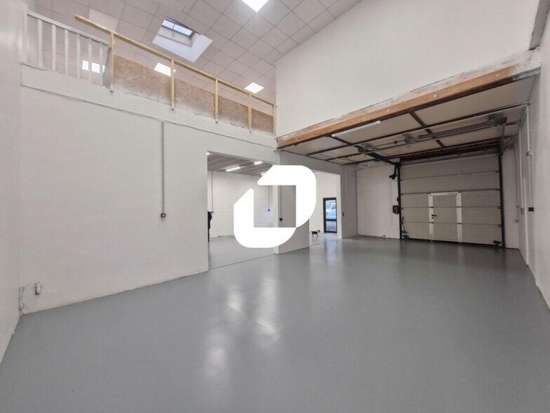 Light Industrial in Roissy En Brie to rent - Interior Photo - Image 1 of 10