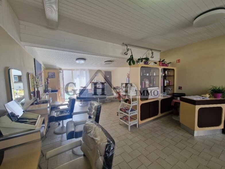 Retail in Draveil to rent - Building Photo - Image 2 of 5