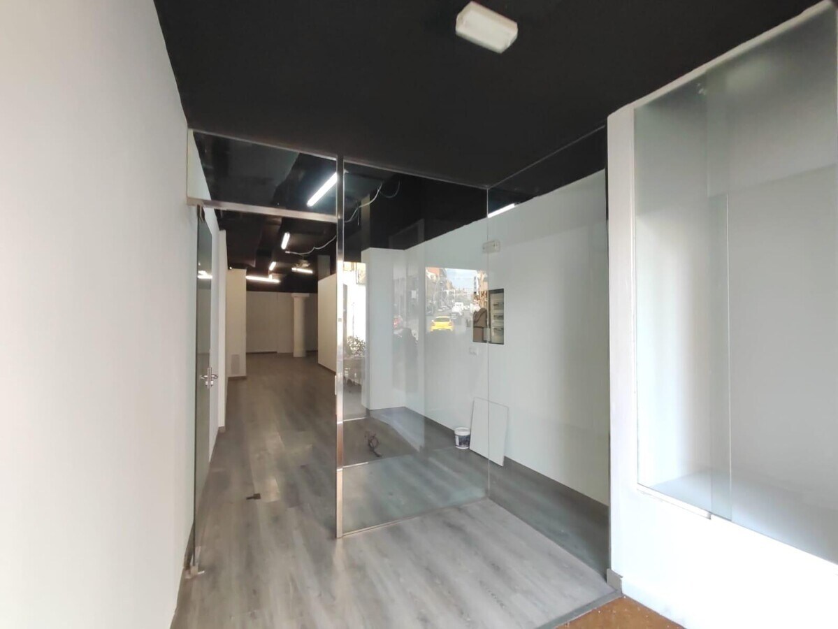 Manresa, BAR 08241 - Unit - - - Interior Photo - Image 2 of 13