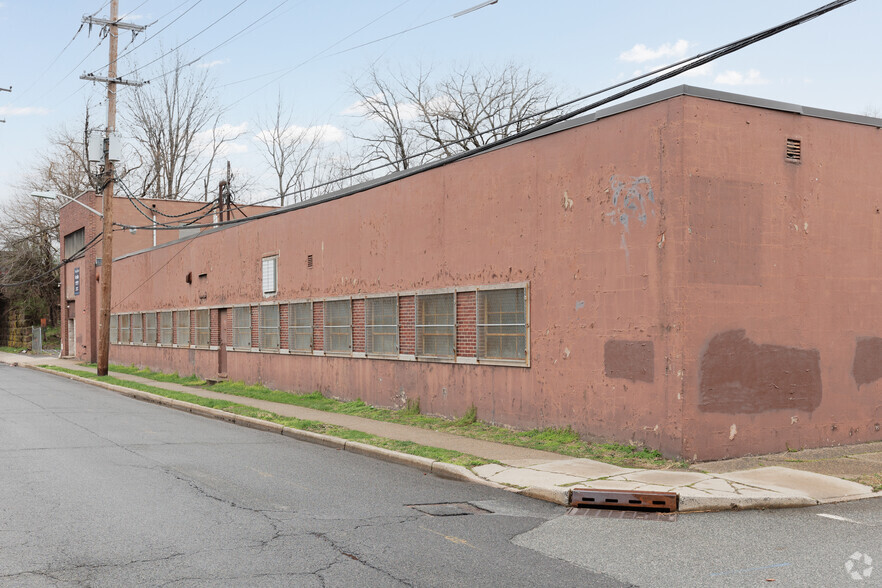 200-204 Railroad Ave, Hackensack, NJ for rent - Building Photo - Image 2 of 5