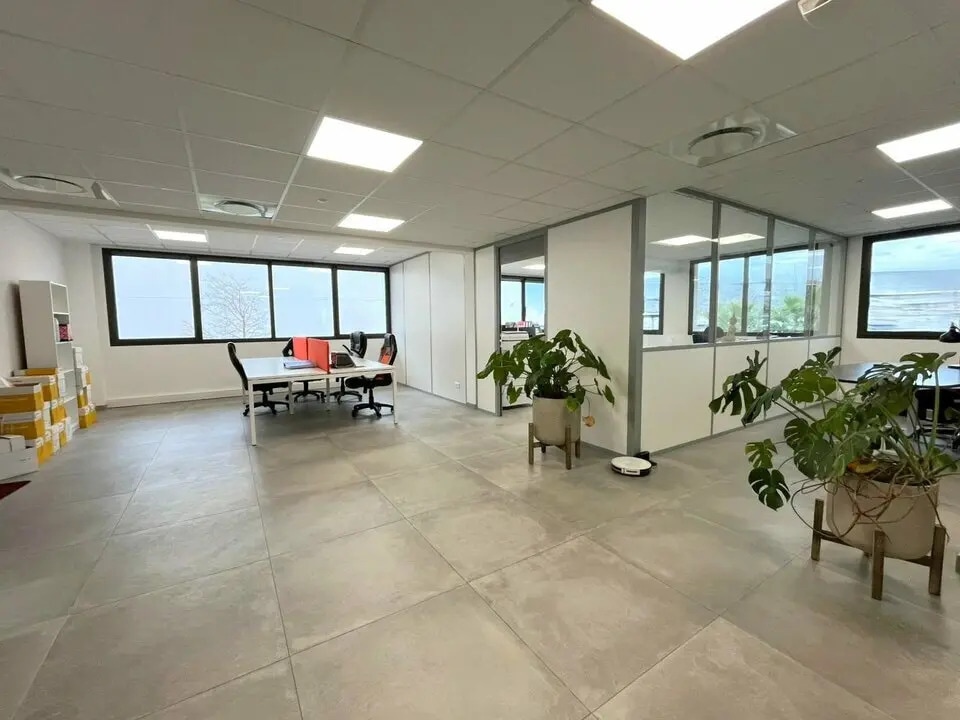 Location Bureaux 94 m² - Photo 1