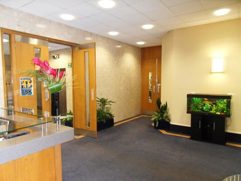 3-5 Eastern Rd, Romford to rent - Interior Photo - Image 3 of 6