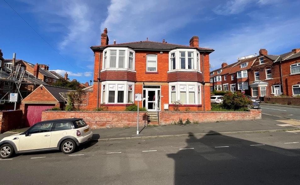 109 Tennyson Av, Scarborough for sale - Primary Photo - Image 1 of 6