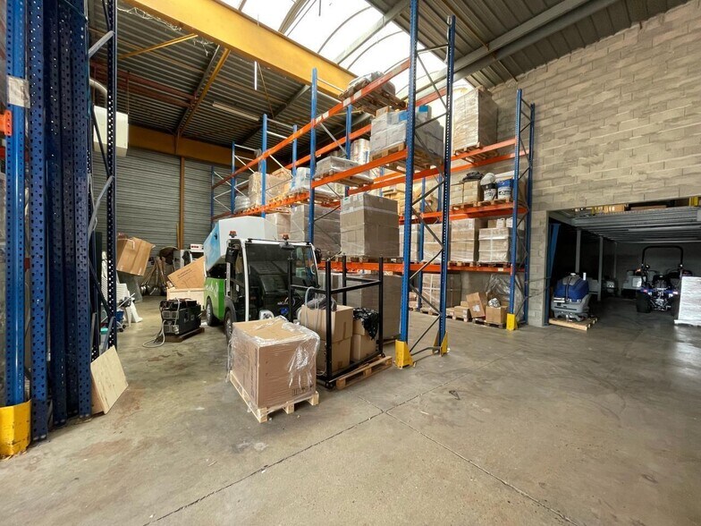 Light Industrial in Bezons to rent - Interior Photo - Image 1 of 5